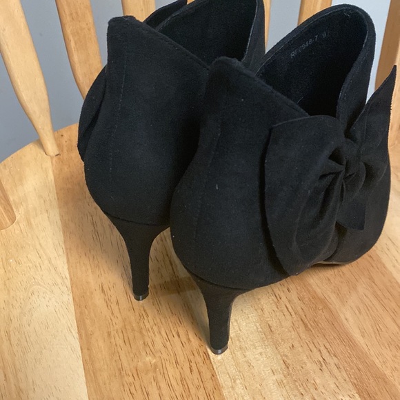 Allegra k NWOB 9.5 black bow side zip 3” heel ankle booties